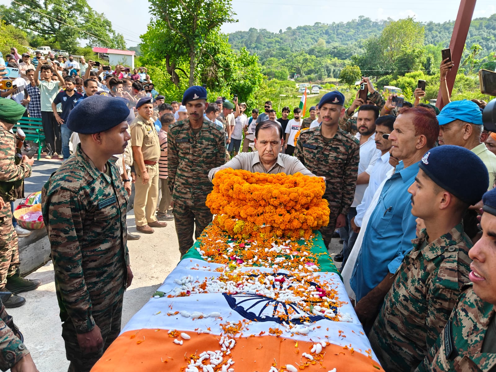 बलिदानी को अंतिम विदाई देते हुए विधानसभा अध्यक्ष और उनके पिता। बलिदानी को अंतिम विदाई देते हुए विधानसभा अध्यक्ष और उनके पिता।