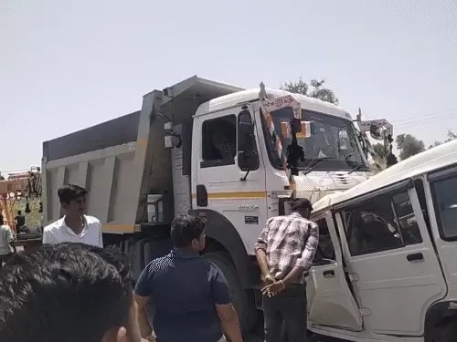 बजरी से भरे डंपर और बोलेरो में भीषण भिड़ंत, एक की मौत