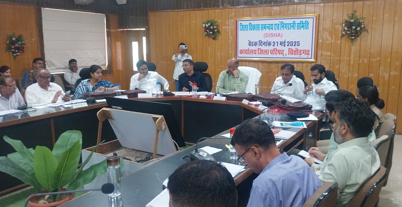 सांसद जोशी ने ली दिशा की बैठक, केंद्र की योजनाओं में क्रियान्वयन की ली जानकारी