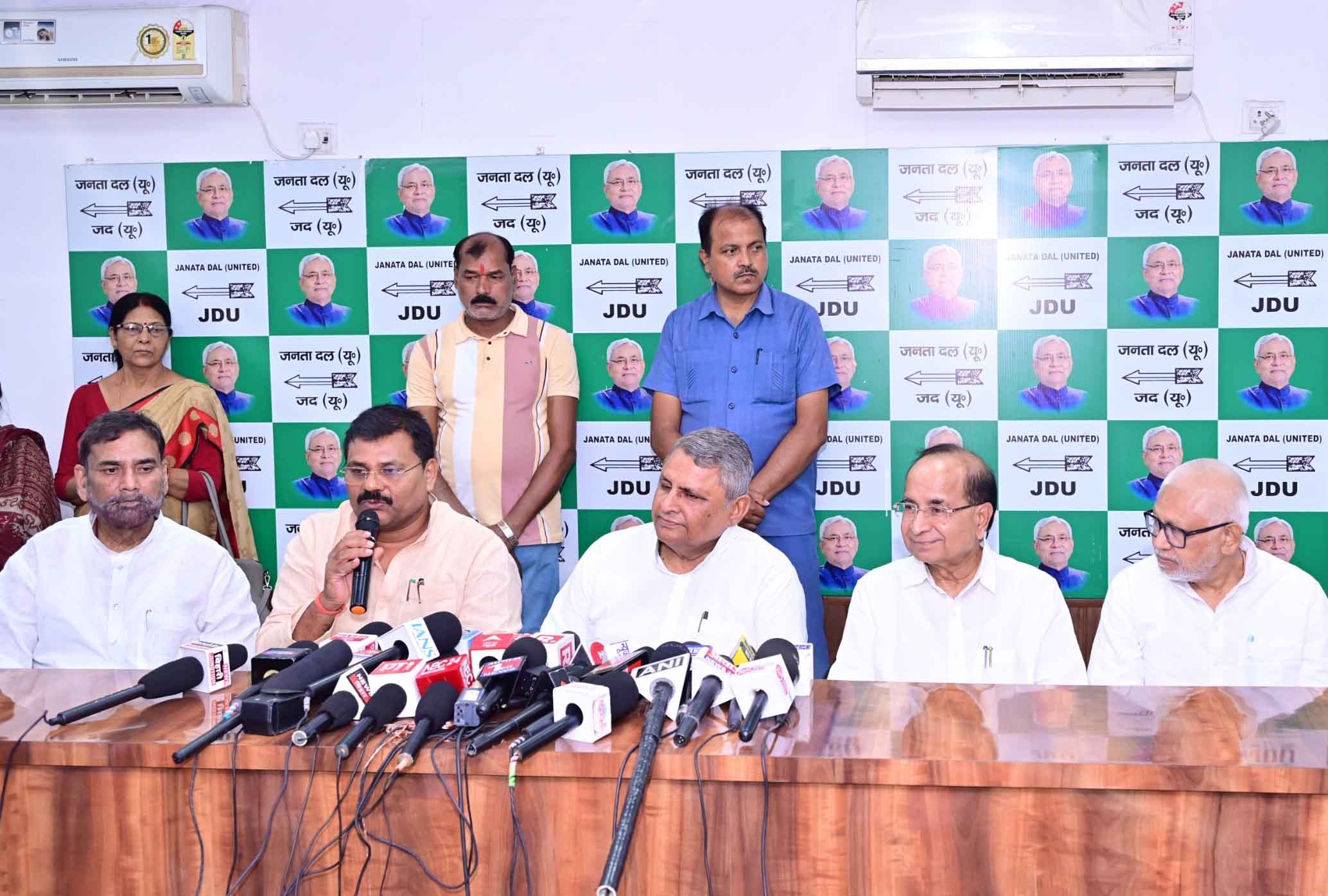जदयू कार्यालय में प्रेस कांफ्रेंस को संबोधित करते प्रदेश अध्यक्ष उमेश कुशवाहा और मंत्री विजय चौधरी