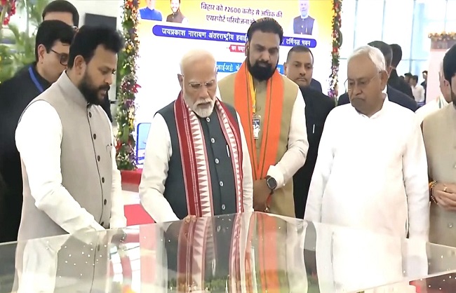 प्रधानमंत्री ने जेपी हवाईअड्डे के नए टर्मिनल भवन का किया उद्धाटन, रोड शो में उमड़ी लोगों की भीड़