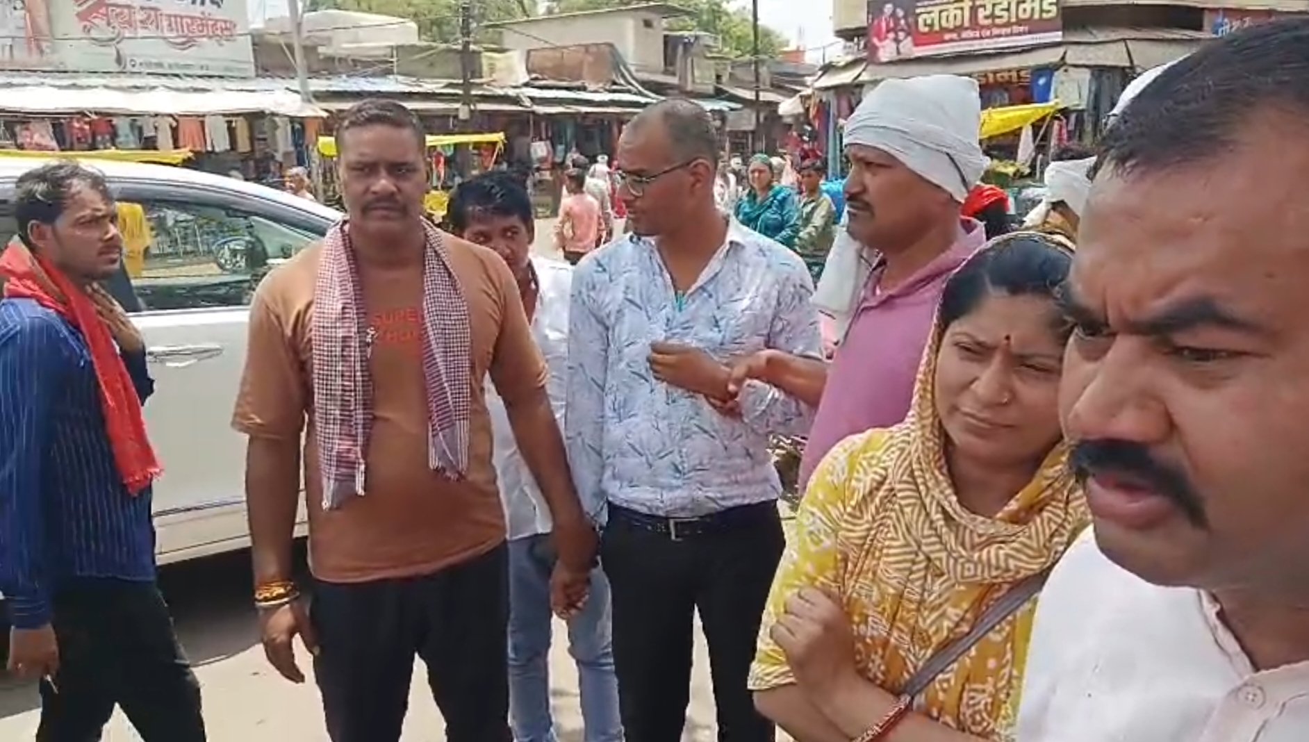 अशोकनगर: लोकायुक्त ने बीच सड़क पर दस हजार रुपये की रिश्वत लेते कंप्यूटर ऑपरेटर को दबोचा