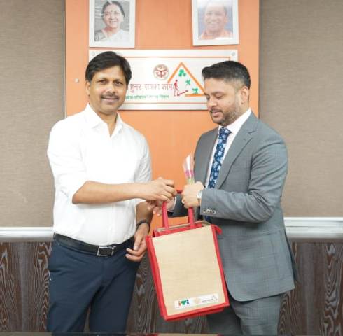 प्रमुख सचिव ने आठ आईएफएस अधिकारियों से भेंट कर दी साहित्य व प्रचार सामग्री