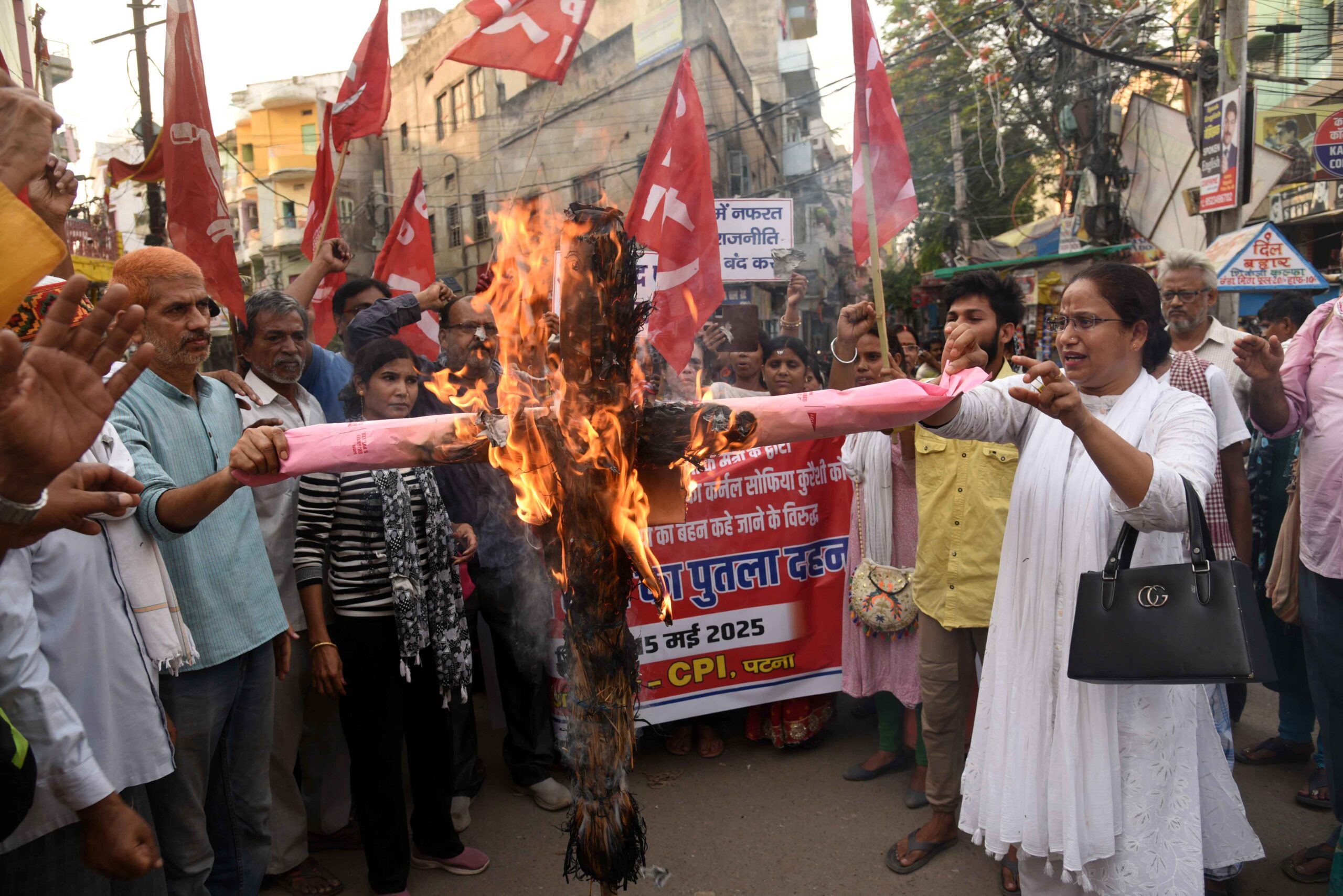 सीपीआई कार्यकर्ता विरोध प्रदर्शन एवं पुतला दहन करते