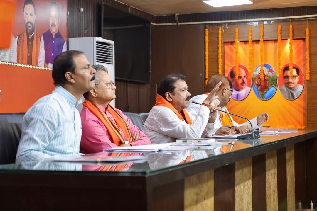 भाजपा कार्यालय में बूथ सशक्तीकरण अभियान को सम्बोधित करते बीजेपी प्रदेश अध्यक्ष डॉ. दिलीप जायसवाल