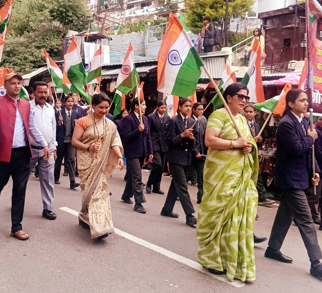 भाजपा व अधिवक्ता परिषद ने निकालीं तिरंगा यात्रा