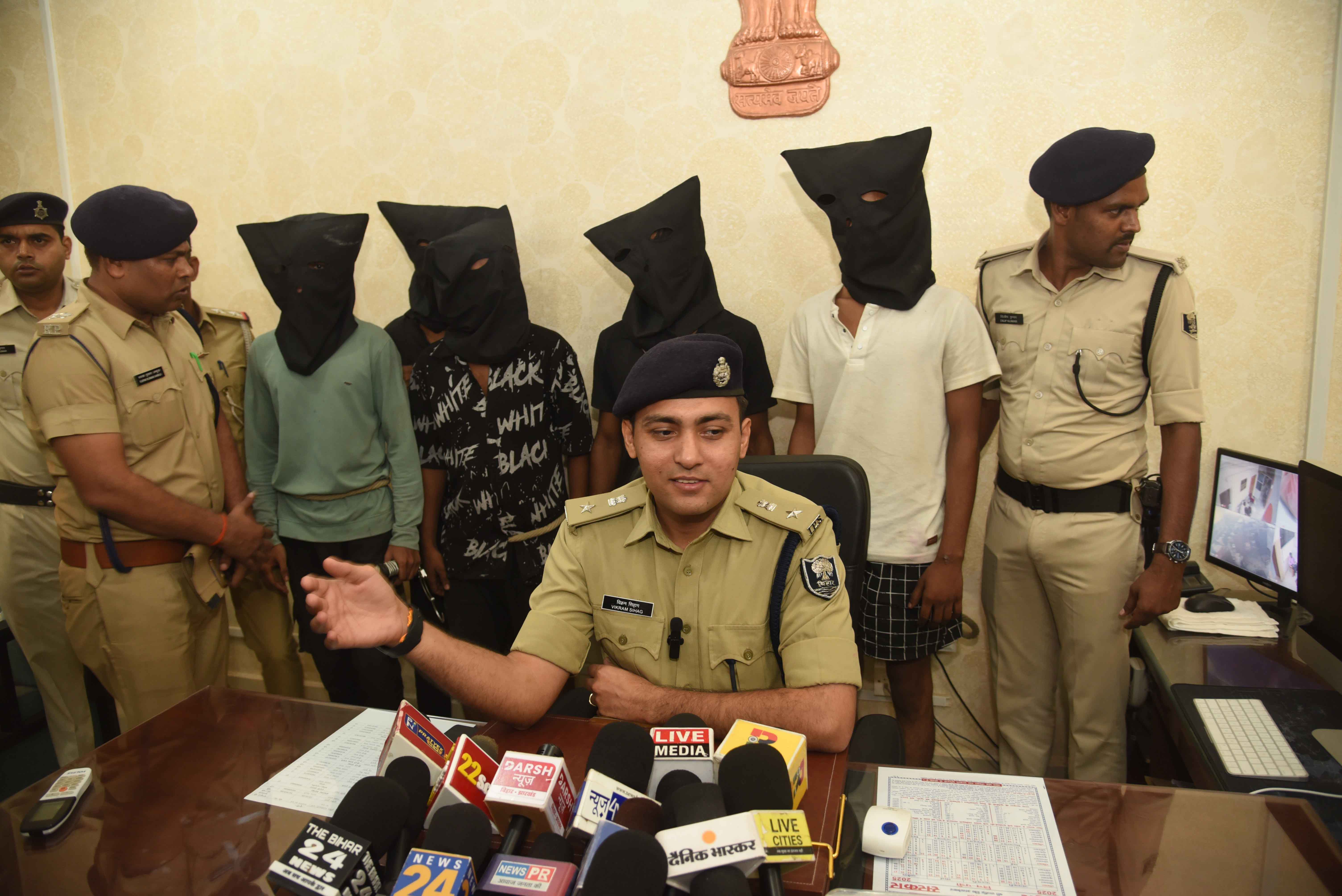 फतुहा थाना अंतर्गत रात्रि में घर में घुसकर परिवार के सदस्यों को हथियार के बल पर बंधक बनाकर डकैती करने वाले अपराधियों की गिरफ्तारी पर प्रेस वार्ता को संबोधित करते ग्रामीण एसपी विक्रम सिहाग। फतुहा थाना अंतर्गत रात्रि में घर में घुसकर परिवार के सदस्यों को हथियार के बल पर बंधक बनाकर डकैती करने वाले अपराधियों की गिरफ्तारी पर प्रेस वार्ता को संबोधित करते ग्रामीण एसपी विक्रम सिहाग।
