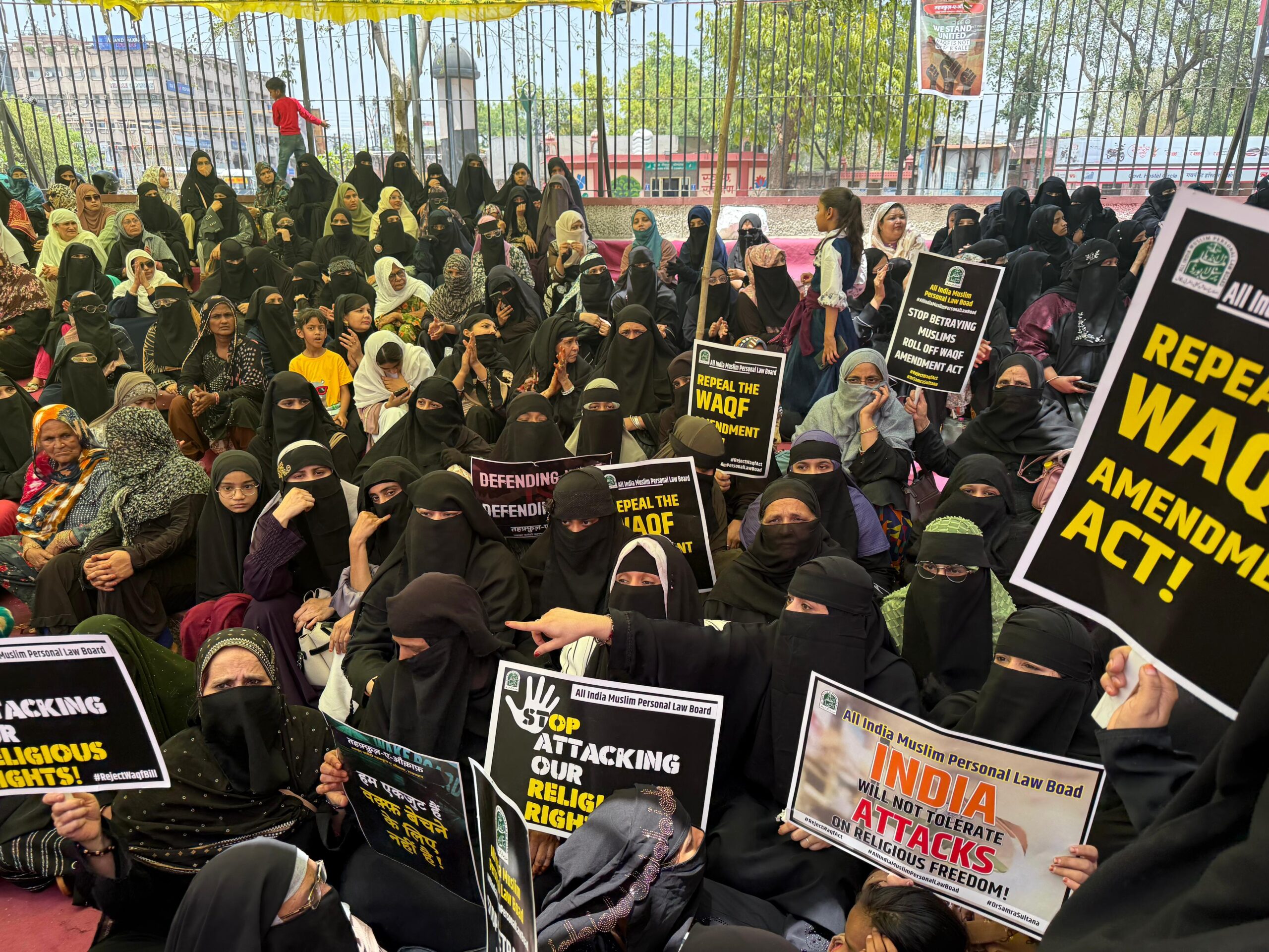 वक्फ संशोधन कानून वापस लेने की मांग को लेकर मुस्लिम समाज के लोगों ने दिया सांकेतिक धरना