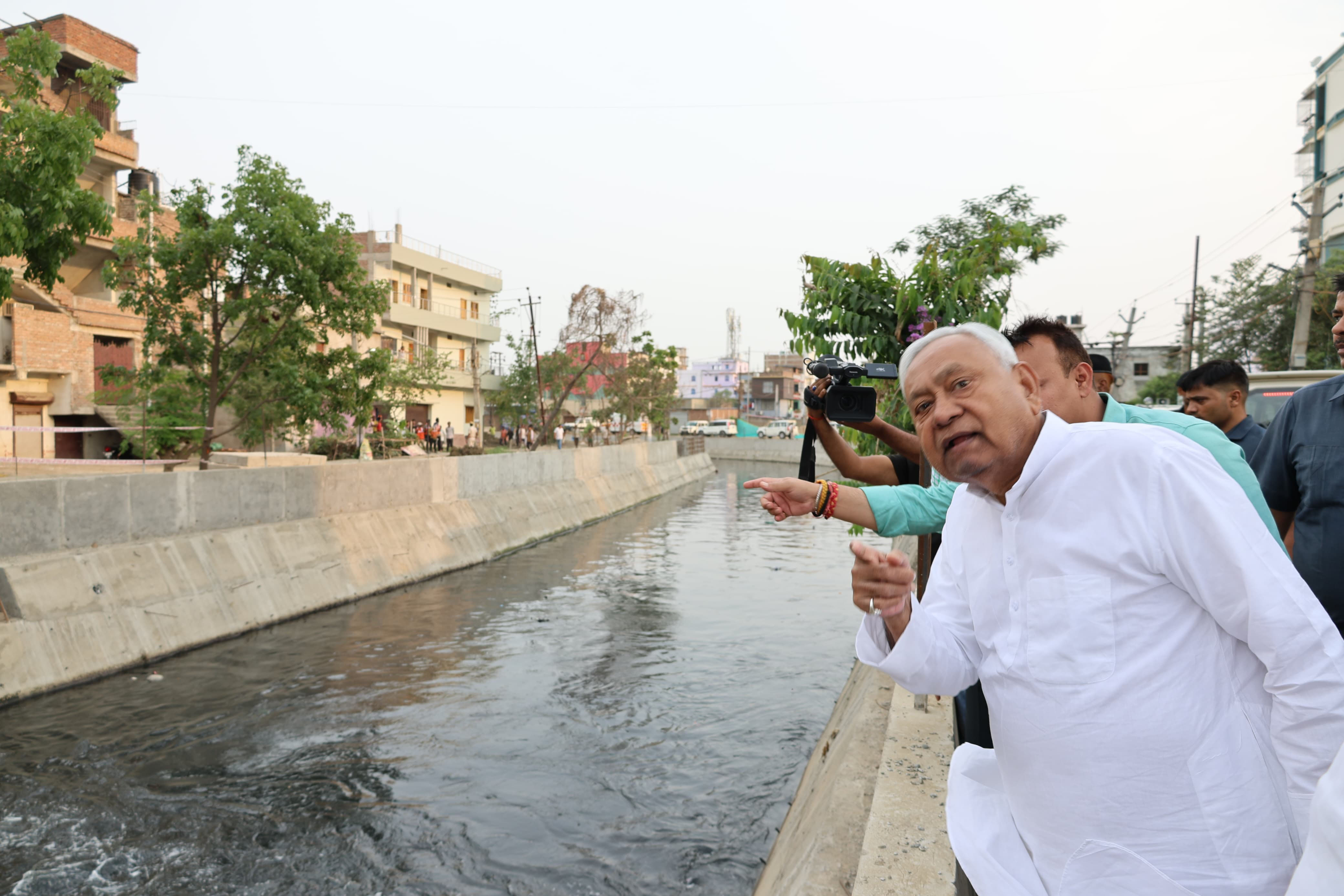 सैदपुर नाला पर पहाड़ी तक भूमिगत नाला के साथ सड़क निर्माण एवं ड्रेनेज पंपिंग प्लांट,का निरीक्षण करते हुए मुख्यमंत्री नीतीश  कुमार