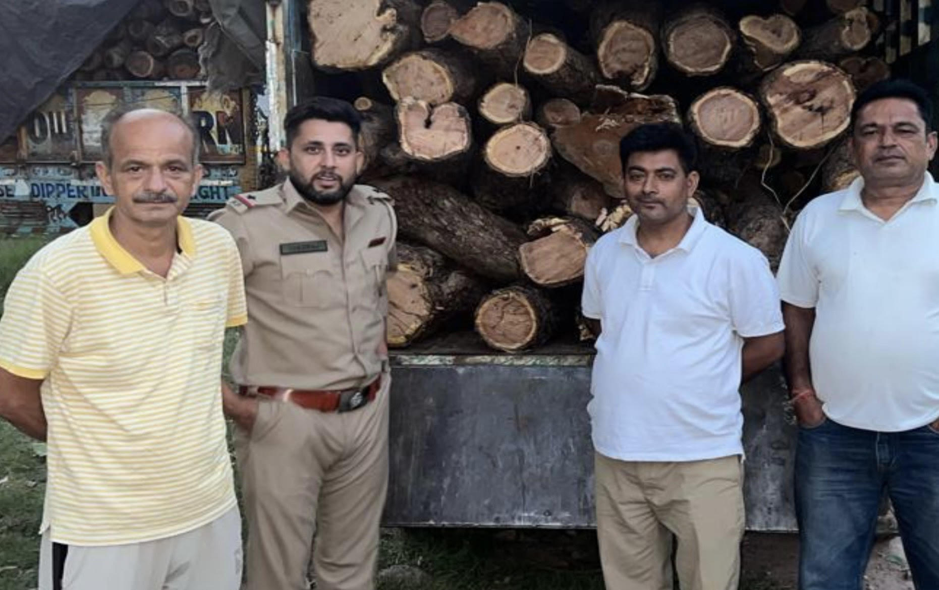 वन विभाग ने खैर की लकड़ी से भरे 04 वाहन जब्त किए