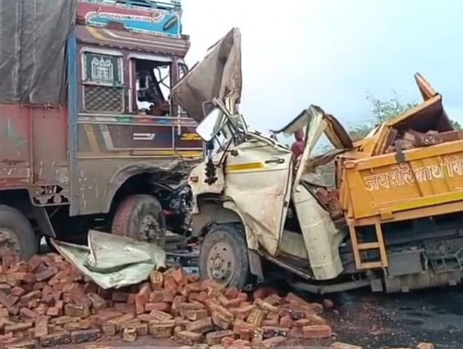 छत्रपति संभाजीनगर में दो ट्रकों की टक्कर में एक की मौत, एक घायल