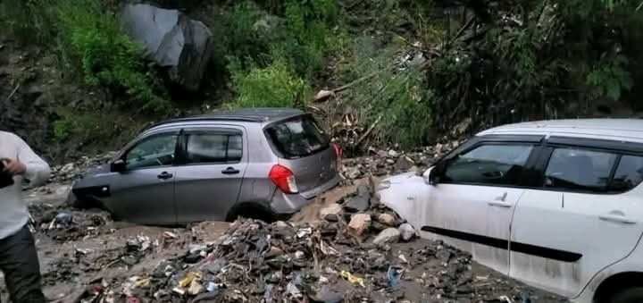 हिमाचल के जगातखाना में बादल फटा, कई वाहन बहे, मकानों को भी नुकसान
