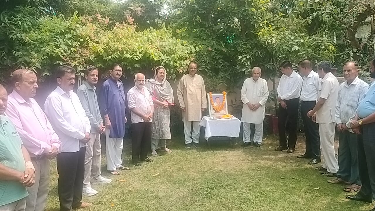 कांग्रेस नेताओं ने भारत रत्न राजीव गांधी को पुष्पांजलि अर्पित की