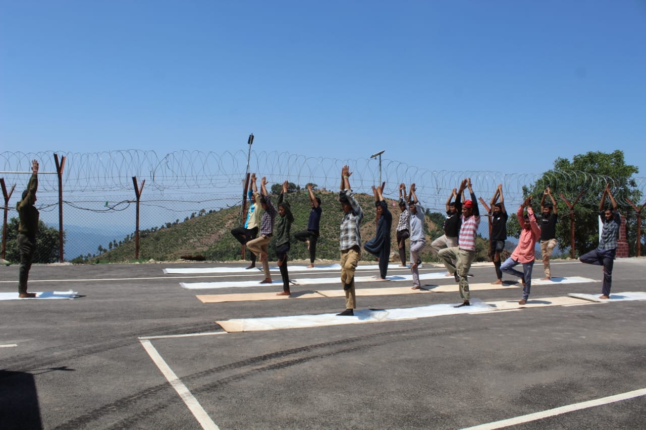 योग सत्र में स्थानीय लोगों ने बढ़-चढ़कर लिया हिस्सा