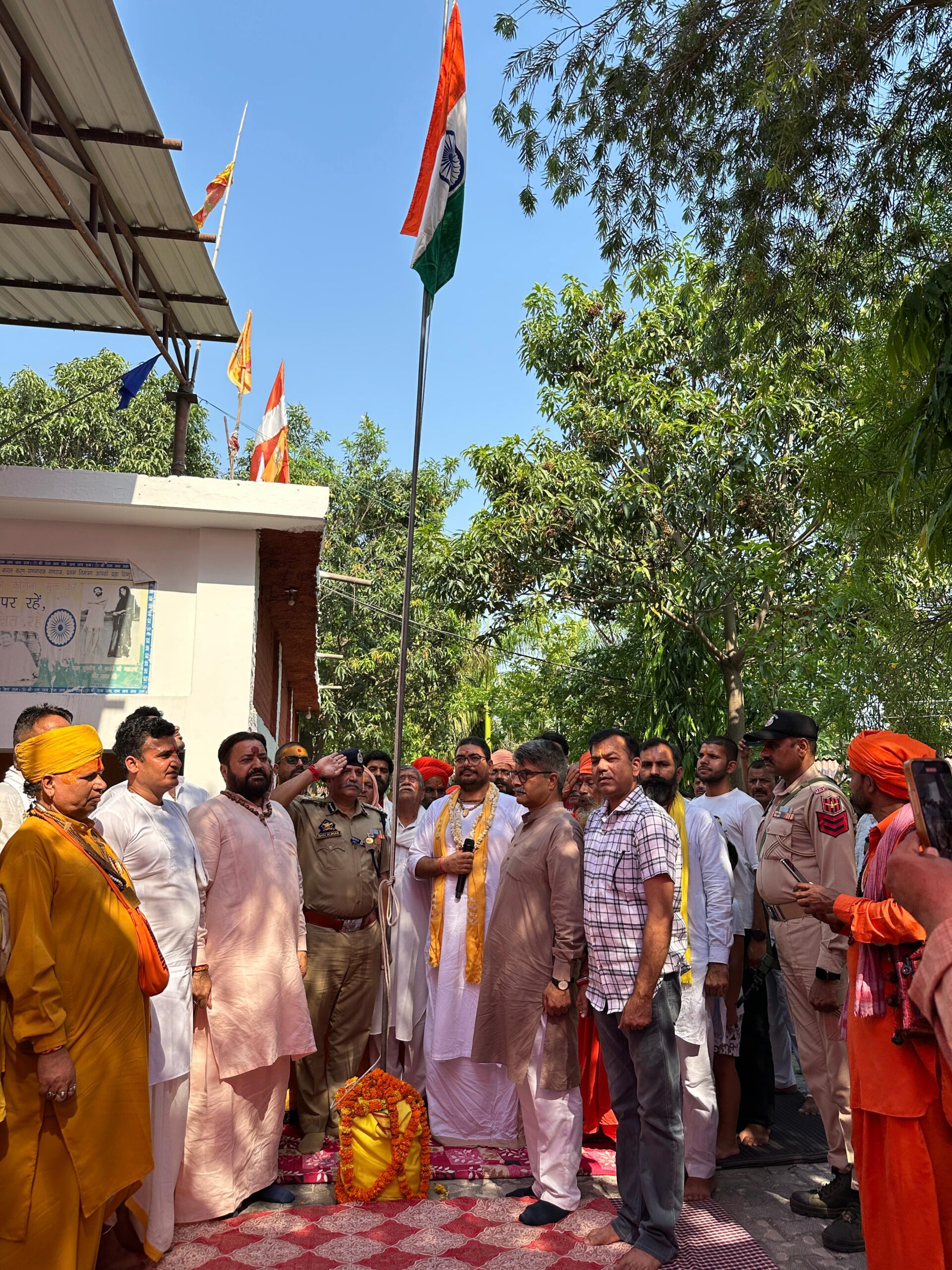 श्री द्वारका नाथ शास्त्री जी महाराज की समाधि पर शहीदों के सम्मान में भव्य सत्संग एवं श्रद्धांजलि समारोह आयोजित किया गया