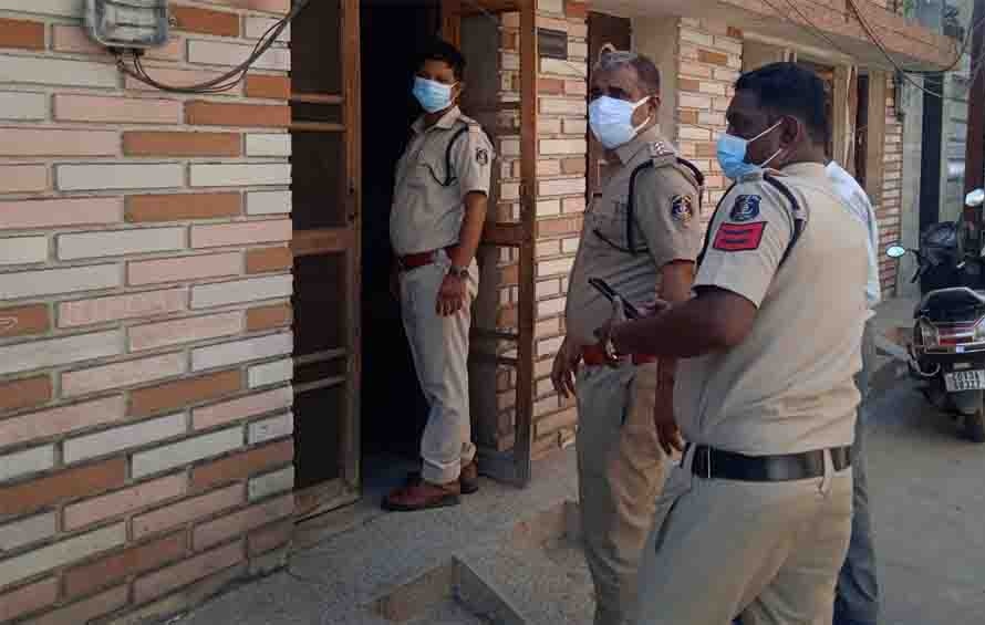 बुजुर्ग दंपत्ति की बंद कमरे में मिली तीन दिन पुरानी लाश, पुलिस टीम मौके पर पहुँची