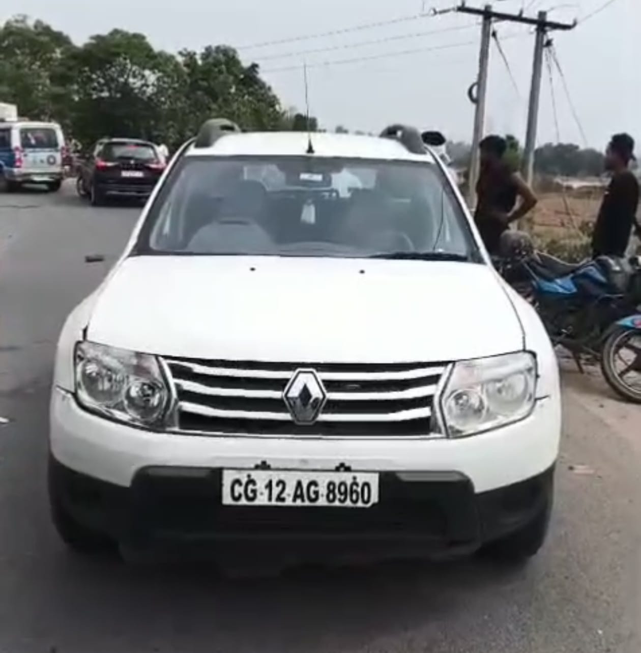 तेज रफ्तार कार ने माेटरसाइकिल सवार दंपती को मारी टक्कर