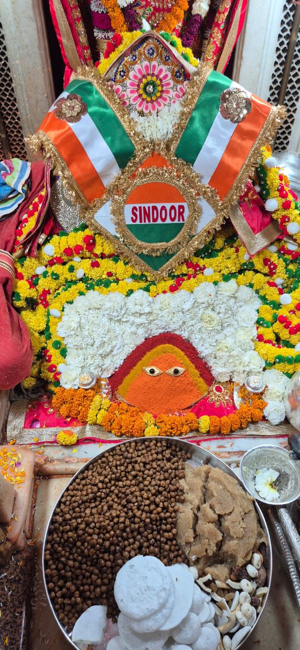 ऑपरेशन सिंदूर के रंग में मां चिंतपूर्णी का श्रृंगार