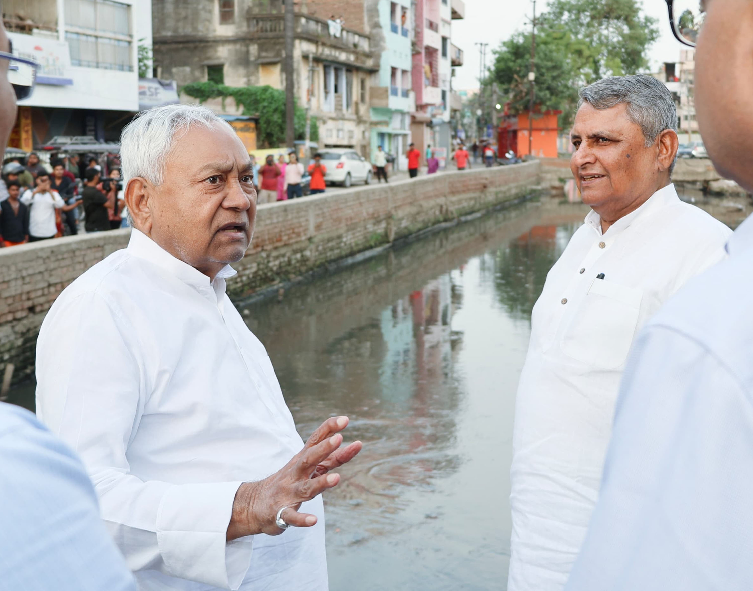 सैदपुर नाला पर पहाड़ी तक भूमिगत नाला के साथ सड़क निर्माण एवं ड्रेनेज पंपिंग प्लांट,का निरीक्षण करते हुए मुख्यमंत्री नीतीश  कुमार
