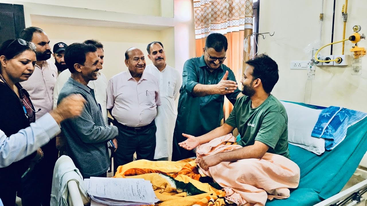 वन मंत्री ने गोलीबारी में घायल हुए मरीजों का हाल जाना