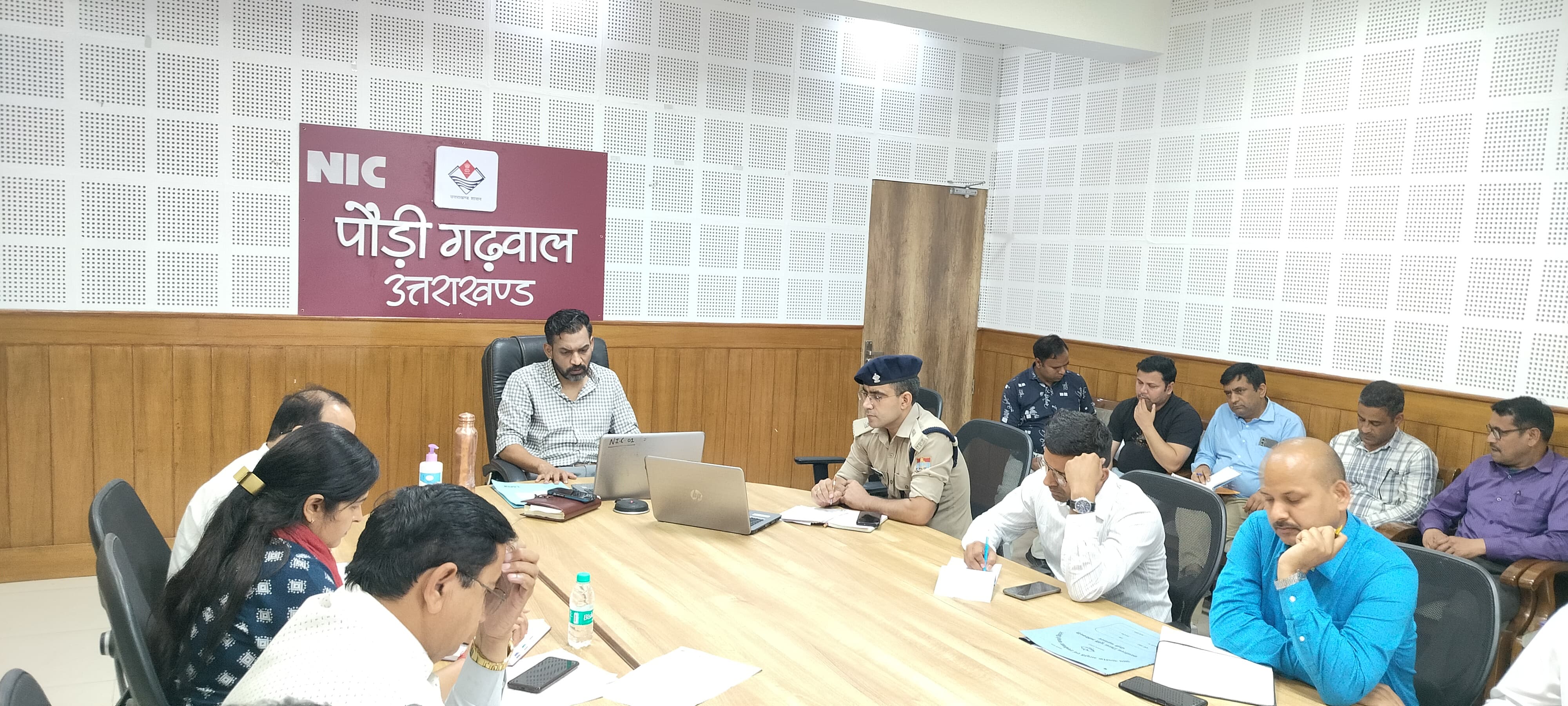 एनआईसी कक्ष में बैठक लेते जिलाधिकारी एनआईसी कक्ष में बैठक लेते जिलाधिकारी
