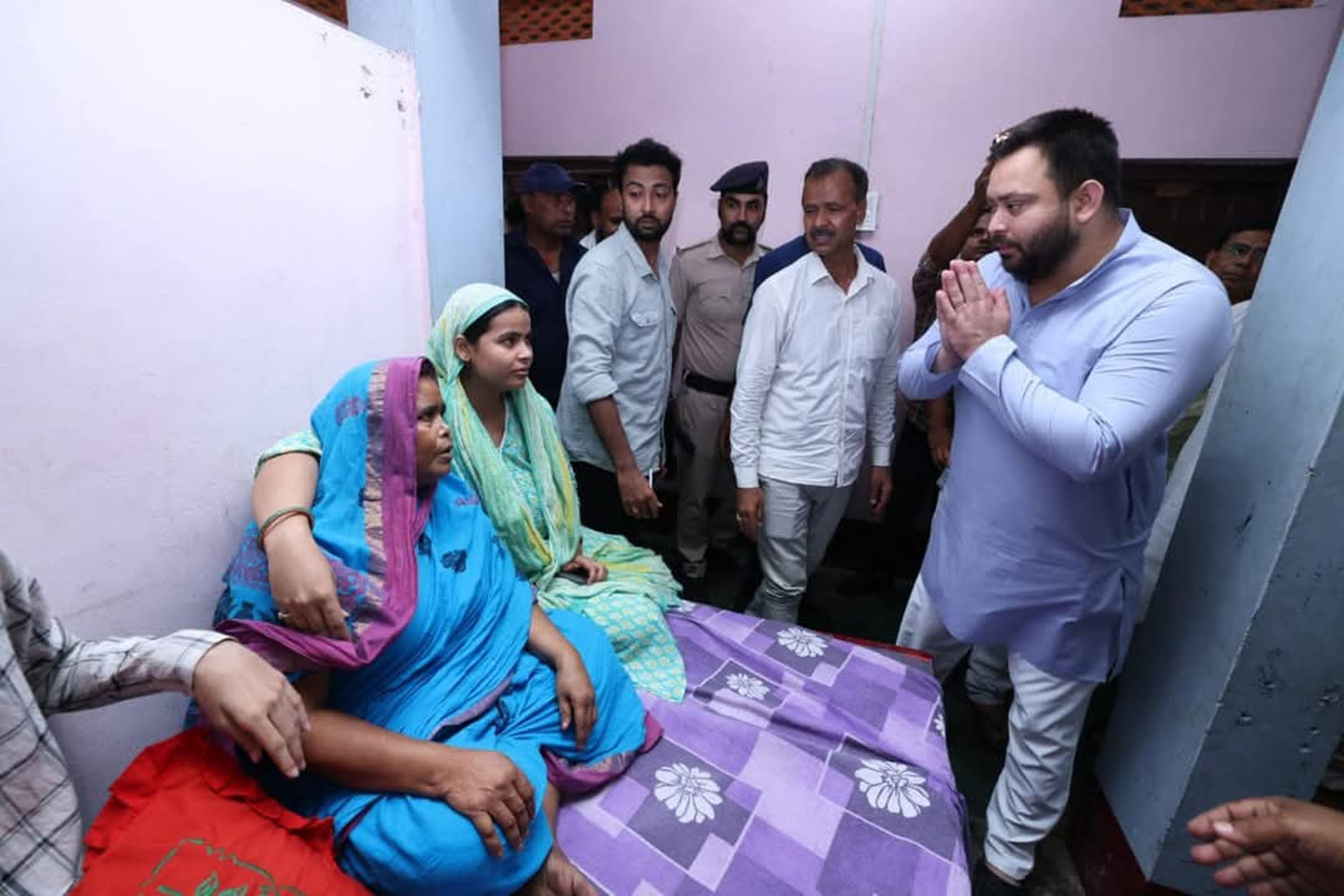 सारण: राजद नेता तेजस्वी यादव ने जम्मू जिले में ड्यूटी के दौरान शहीद हुए बीएसएफ सब-इंस्पेक्टर मोहम्मद इम्तियाज के परिवार से मुलाकात की और उन्हें सांत्वना देते सारण: राजद नेता तेजस्वी यादव ने जम्मू जिले में ड्यूटी के दौरान शहीद हुए बीएसएफ सब-इंस्पेक्टर मोहम्मद इम्तियाज के परिवार से मुलाकात की और उन्हें सांत्वना देते