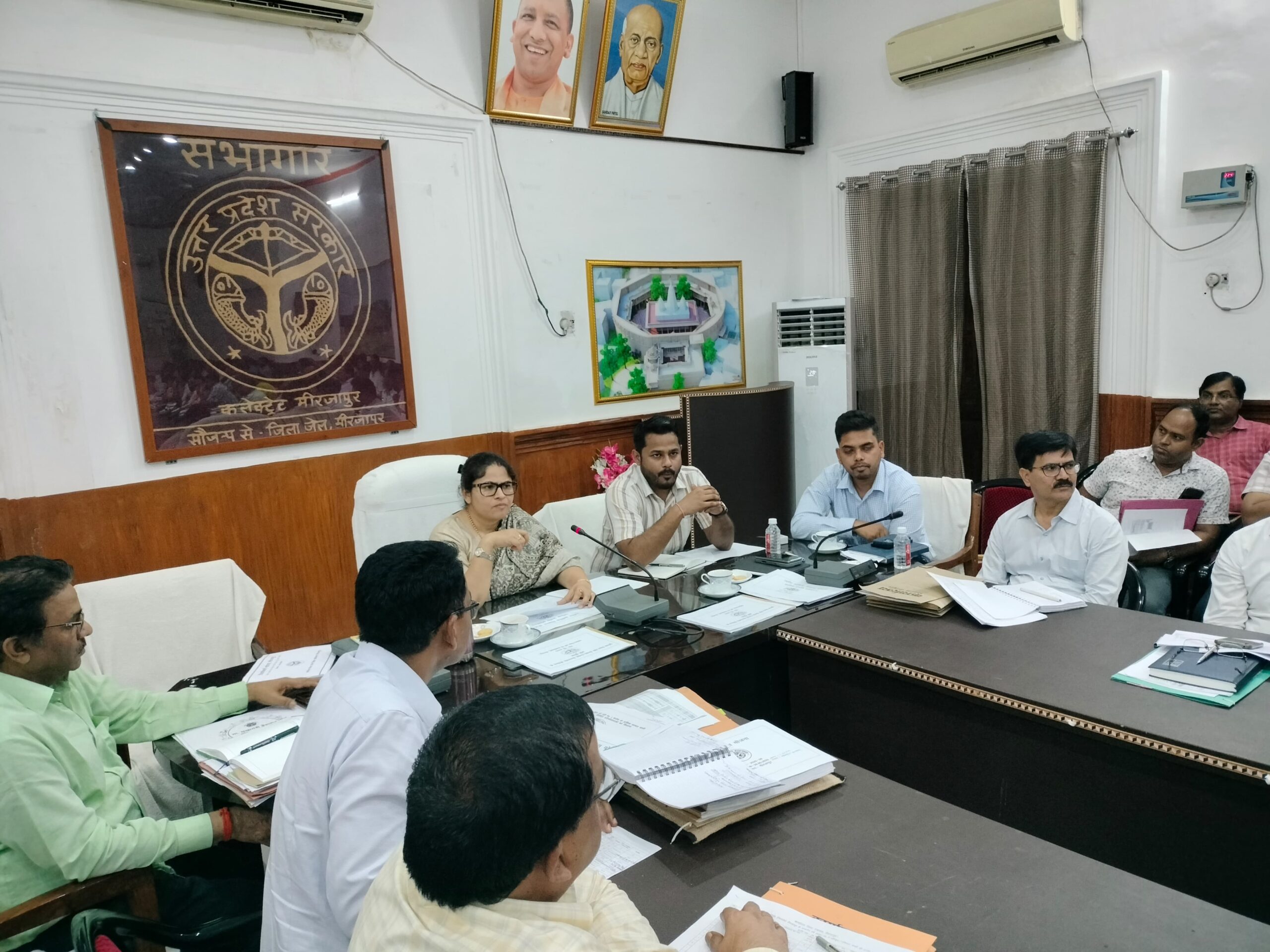 एक करोड़ से अधिक की परियोजनाओं की समीक्षा में खुली पोल, डीएम ने लापरवाह अफसरों को थमाया नोटिस