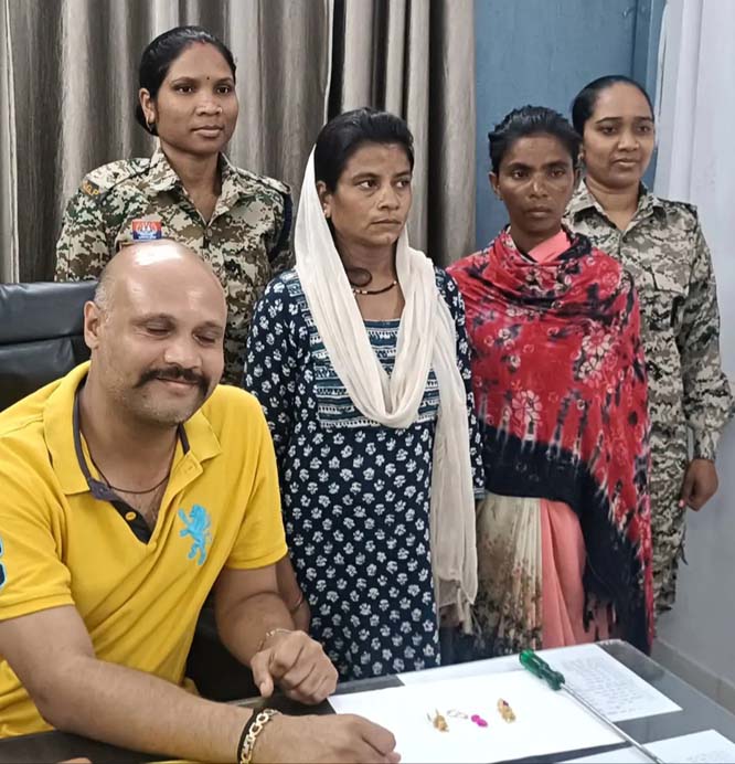 चोरी के मामले में दाे महिला आराेपित गिरफ्तार