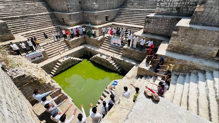इंदौरः प्रसिद्ध मंगलेश्वर मंदिर स्थित सूरजकुंड बावड़ी की सफाई कर जल संरक्षण का दिया गया संदेश