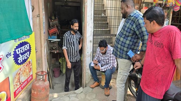 इंदौरः खाद्य विभाग की बड़ी कार्रवाई, अवैध रूप से संग्रहित 18 गैस सिलेंडर और रिफिलिंग का सामान जप्त