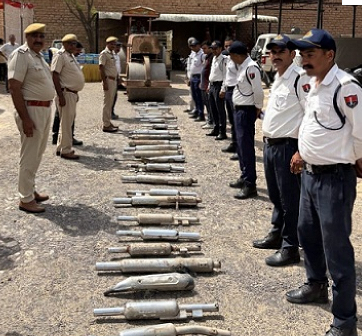 साइलेंसर्स और प्रेशर हॉर्न्स को बुलडोजर चलाकर सार्वजनिक रूप से नष्ट किया
