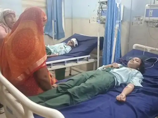 पलवल :स्कूल बस पलटी सात छात्र घायल,राहगीरों ने बच्चों को निकाला बाहर