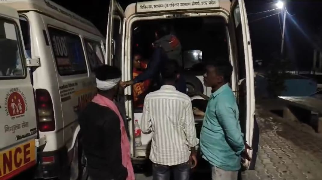 घायलों को हॉस्पिटल में ले जाते
