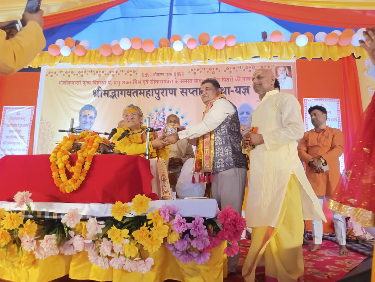 धर्म की पुनर्स्थापना को अवतरित हुए भगवान
