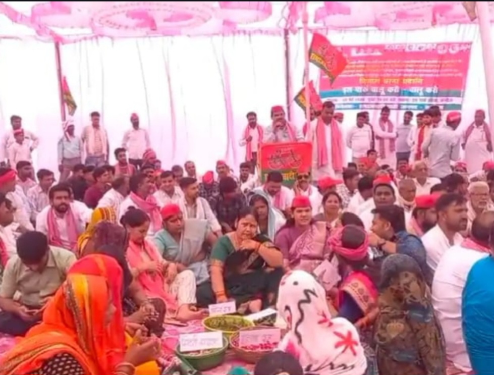 कन्नौज: परफ्यूम पार्क की उपेक्षा और इत्र उद्योग की बदहाली पर सपा का धरना-प्रदर्शन, ज्ञापन