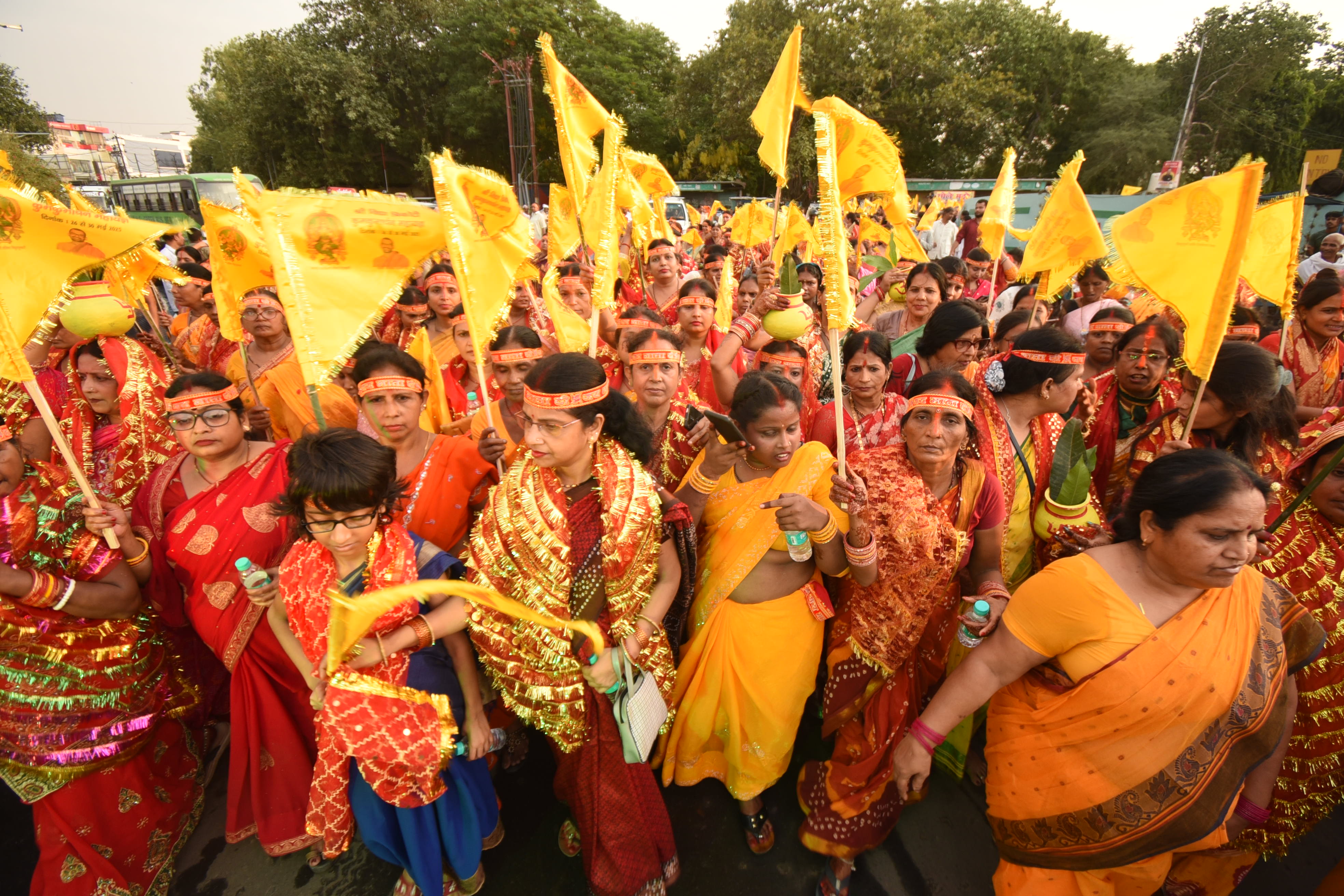 अग्रसेन भवन में होने वाली श्री विद्या त्रिकोटी कमकुमार्चन महायगा के पूर्व सन्धा पर कलश यात्रा में शामिल श्रद्धालु अग्रसेन भवन में होने वाली श्री विद्या त्रिकोटी कमकुमार्चन महायगा के पूर्व सन्धा पर कलश यात्रा में शामिल श्रद्धालु