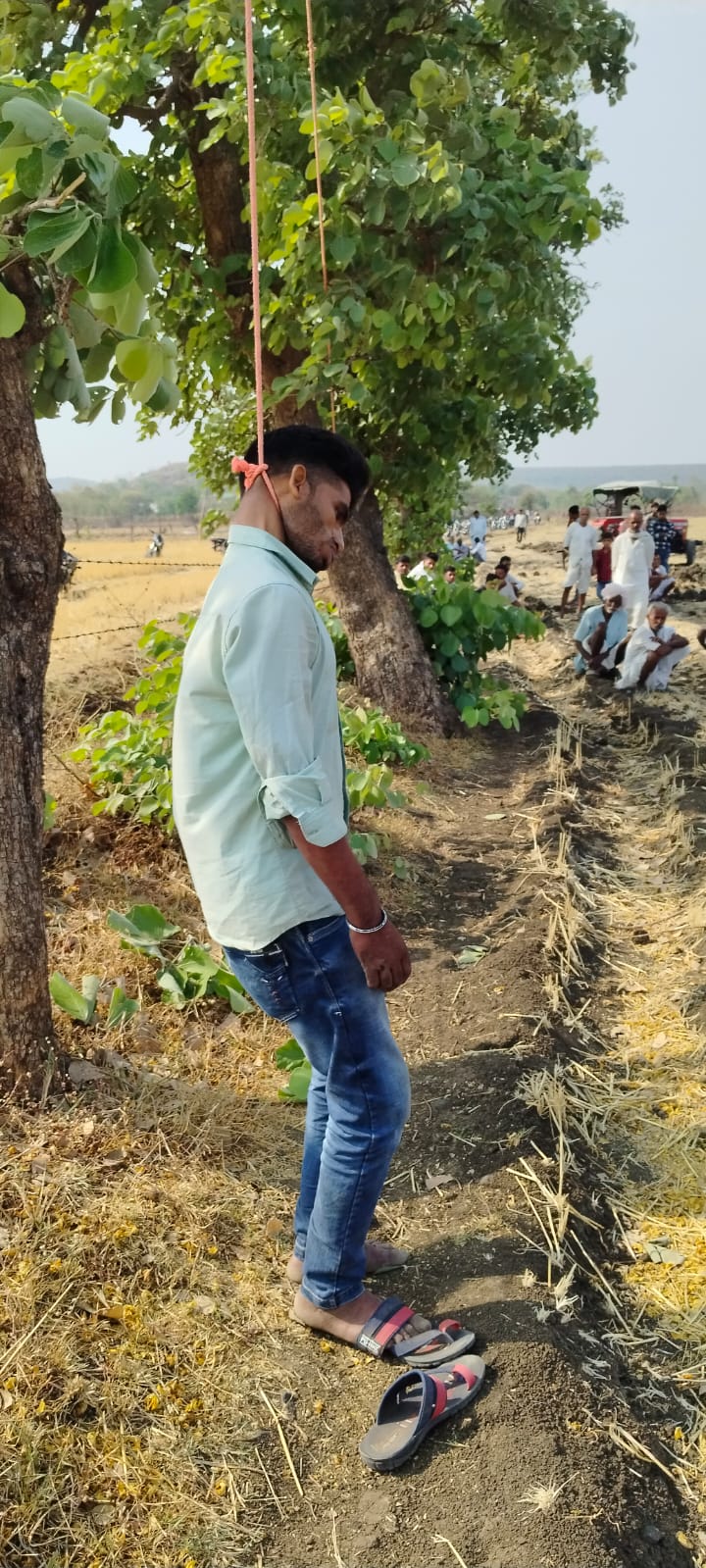 राजगढ़ः पेड़ पर लटका मिला युवक का शव, जांच शुरु