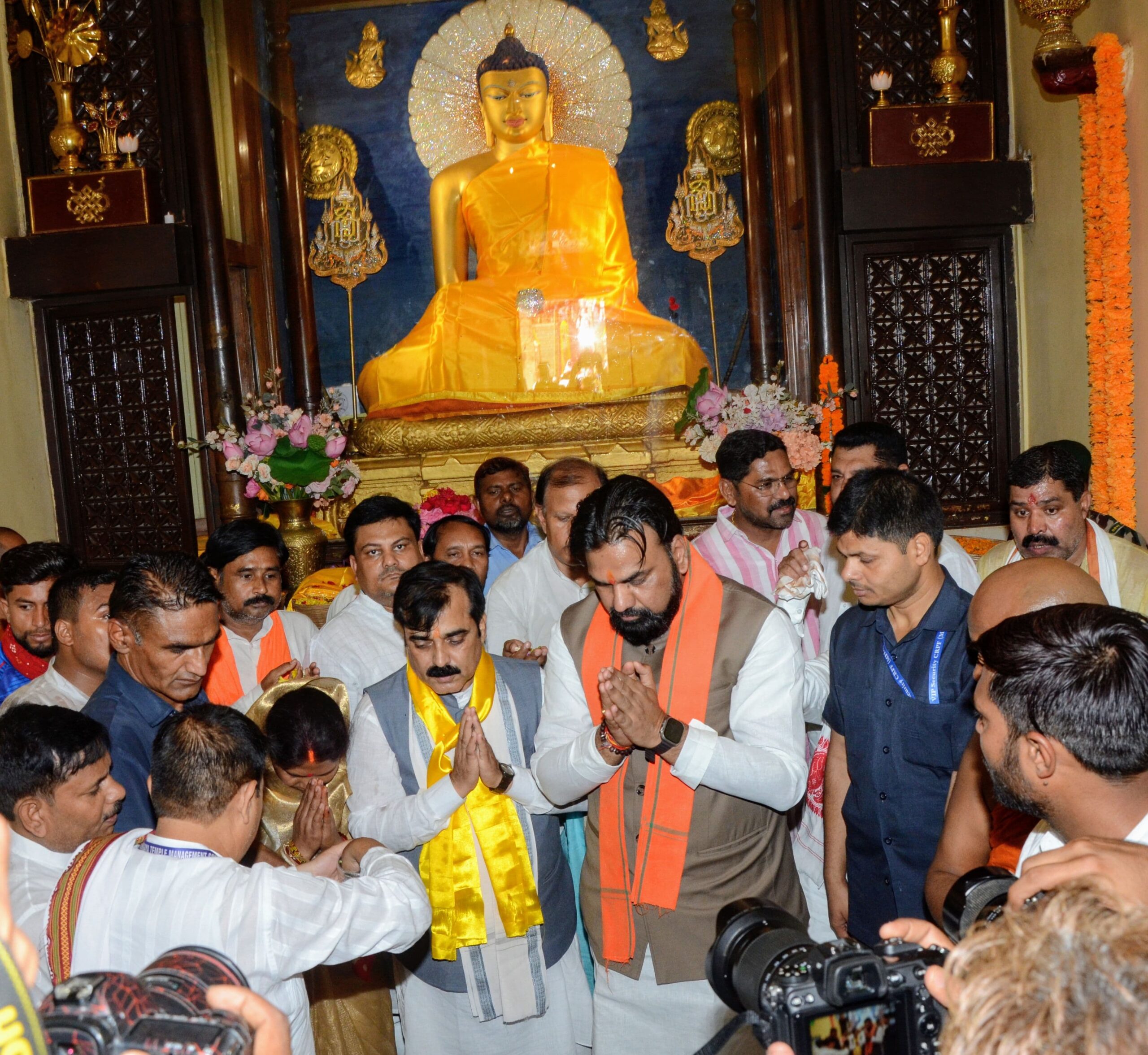 उप मुख्यमंत्री सम्राट चौधरी महाबोधि मंदिर में बुद्ध पूर्णिमा के मौका पर पूजा अर्चना करते
