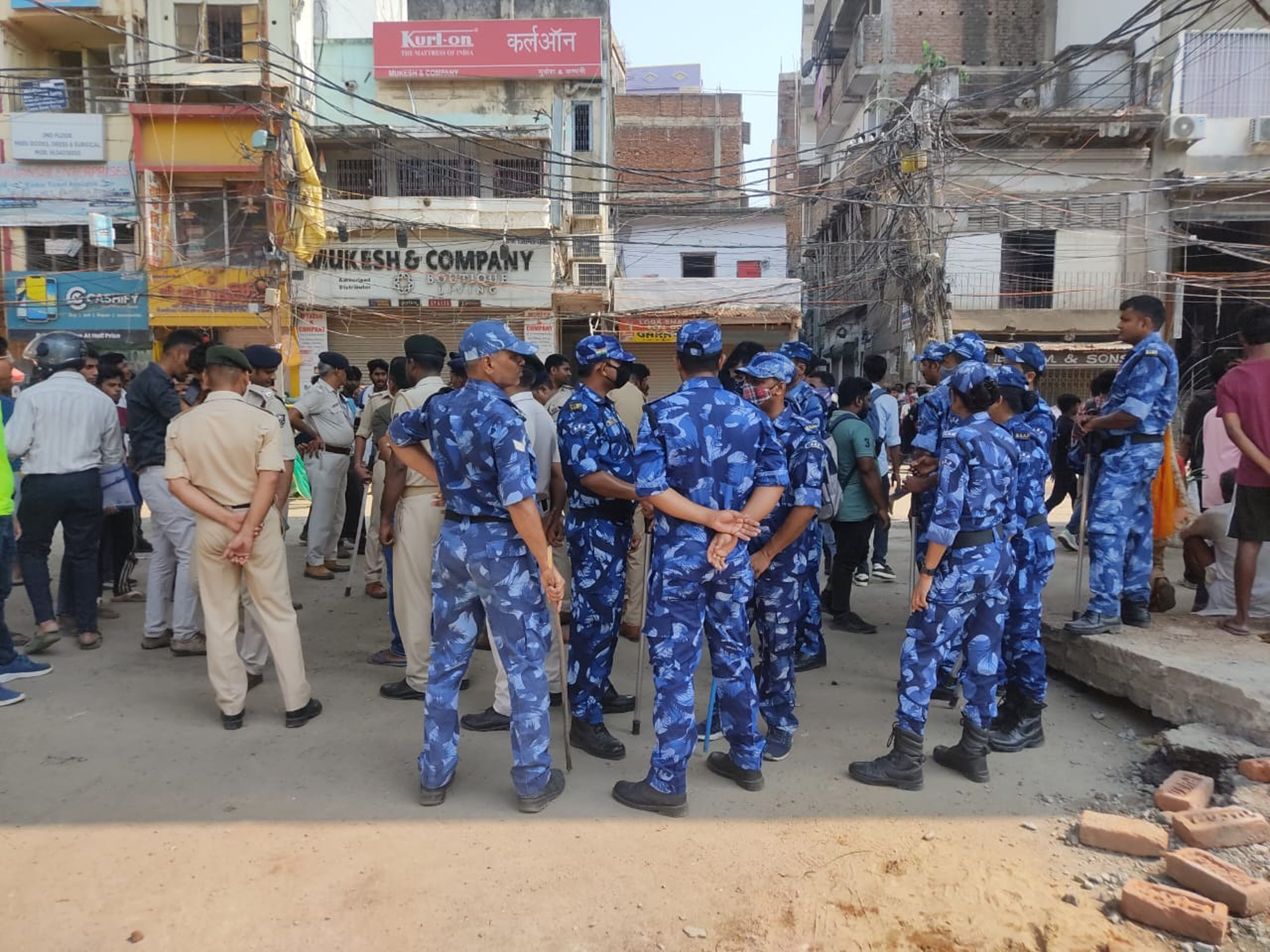 बिहार नेशनल कॉलेज के हॉस्टल में छात्रों के दो गुटों में मारपीट और बमबाजी के बाद पुलिस जवान चौकसी करते बिहार नेशनल कॉलेज के हॉस्टल में छात्रों के दो गुटों में मारपीट और बमबाजी के बाद पुलिस जवान चौकसी करते