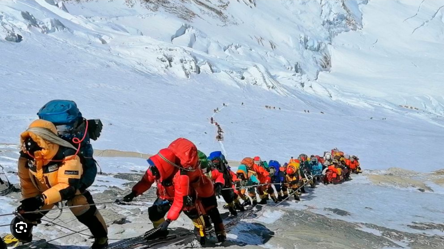 माउंट एवरेस्ट के शिखर पर एक दिन में पहुंचे 135 पर्वतारोही