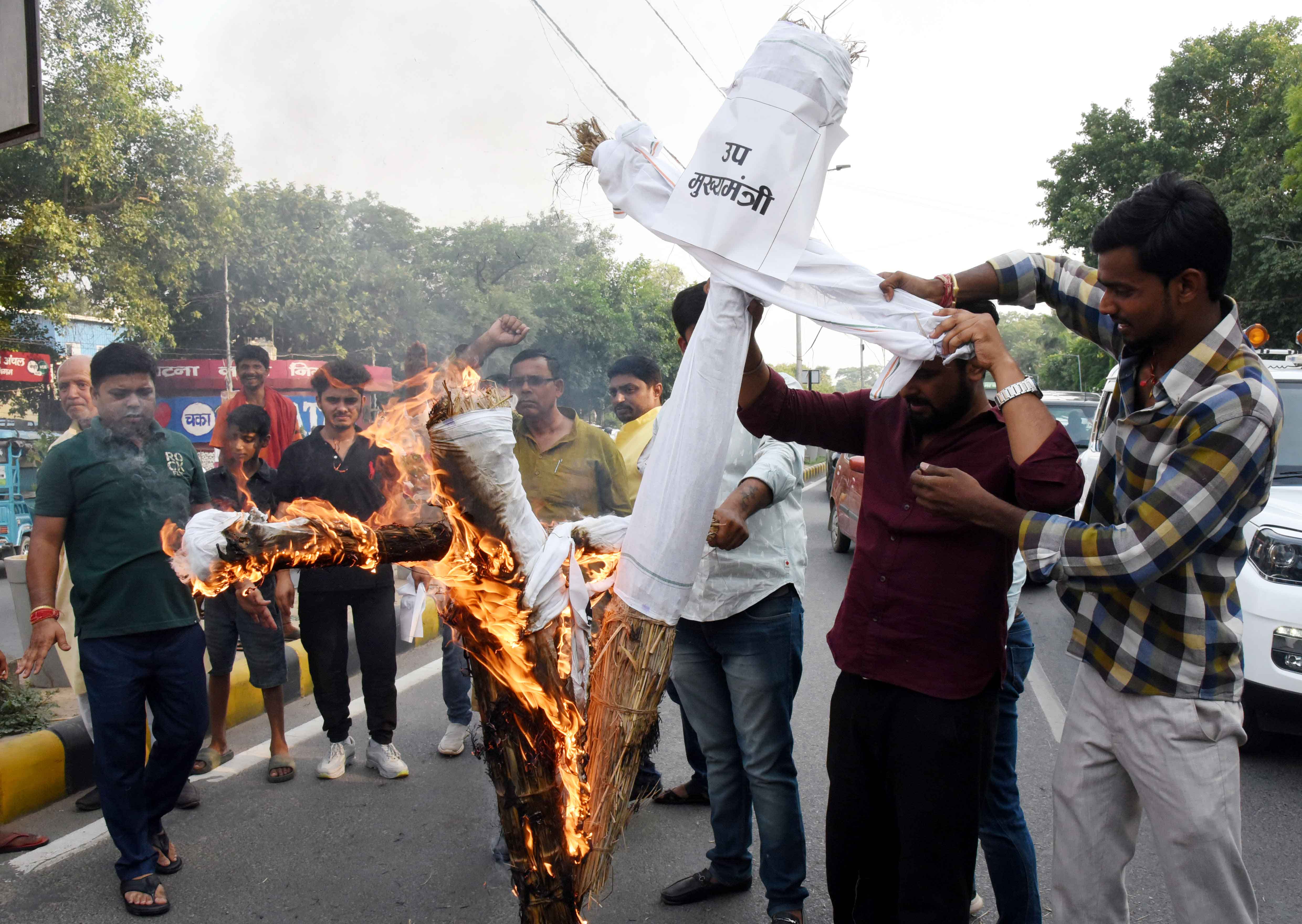 दरभंगा में नेता प्रतिपक्ष लोकसभ राहुल गांधी पर मुक़दमों किये जाने के विरोध में पप्पू यादव समर्थकों के द्वारा बिहार के गृह मंत्री और उप मुख्यमंत्री का पुतला दहन करते दरभंगा में नेता प्रतिपक्ष लोकसभ राहुल गांधी पर मुक़दमों किये जाने के विरोध में पप्पू यादव समर्थकों के द्वारा बिहार के गृह मंत्री और उप मुख्यमंत्री का पुतला दहन करते