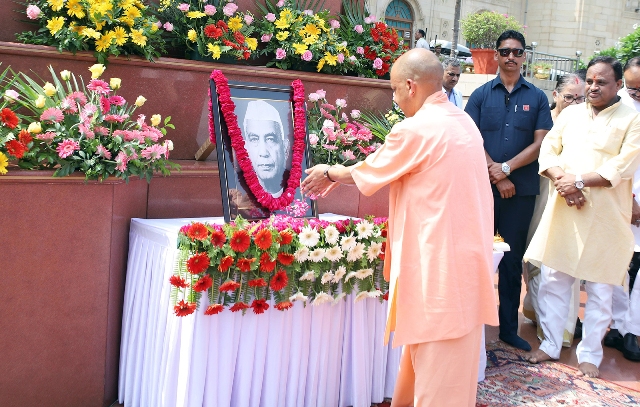भारत रत्न चौधरी चरण सिंह की पुण्यतिथि पर मुख्यमंत्री ने पुष्प अर्पित कर दी श्रद्धांजलि