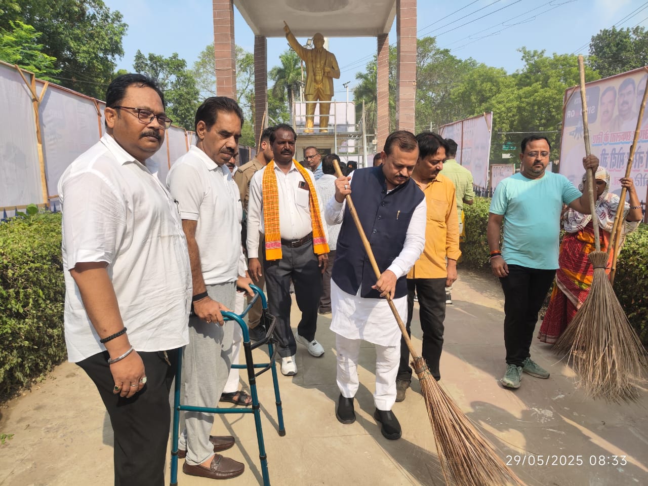 स्वछता अभियान में भाग लेते सांसद स्वछता अभियान में भाग लेते सांसद