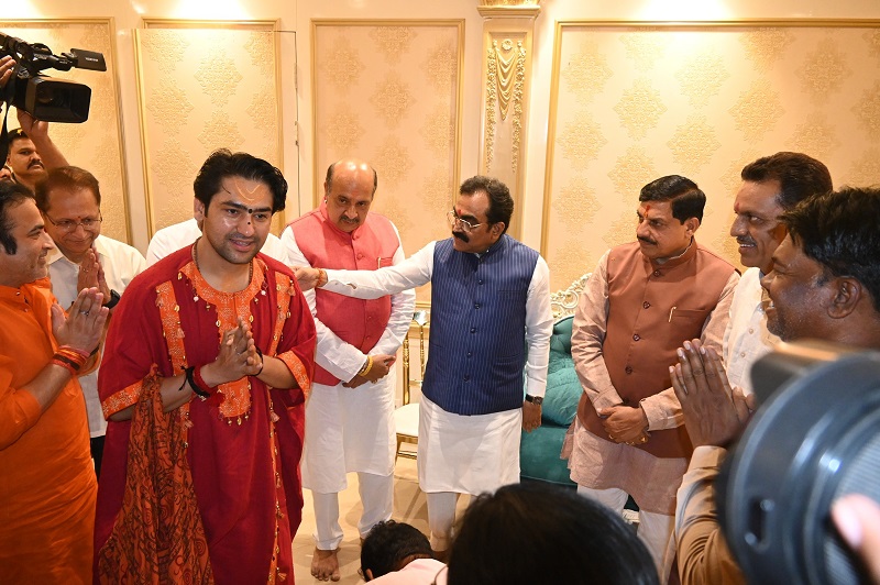 मुख्यमंत्री ने बागेश्वर धाम सरकार पंडित धीरेंद्र कृष्ण शास्त्री से भेंट