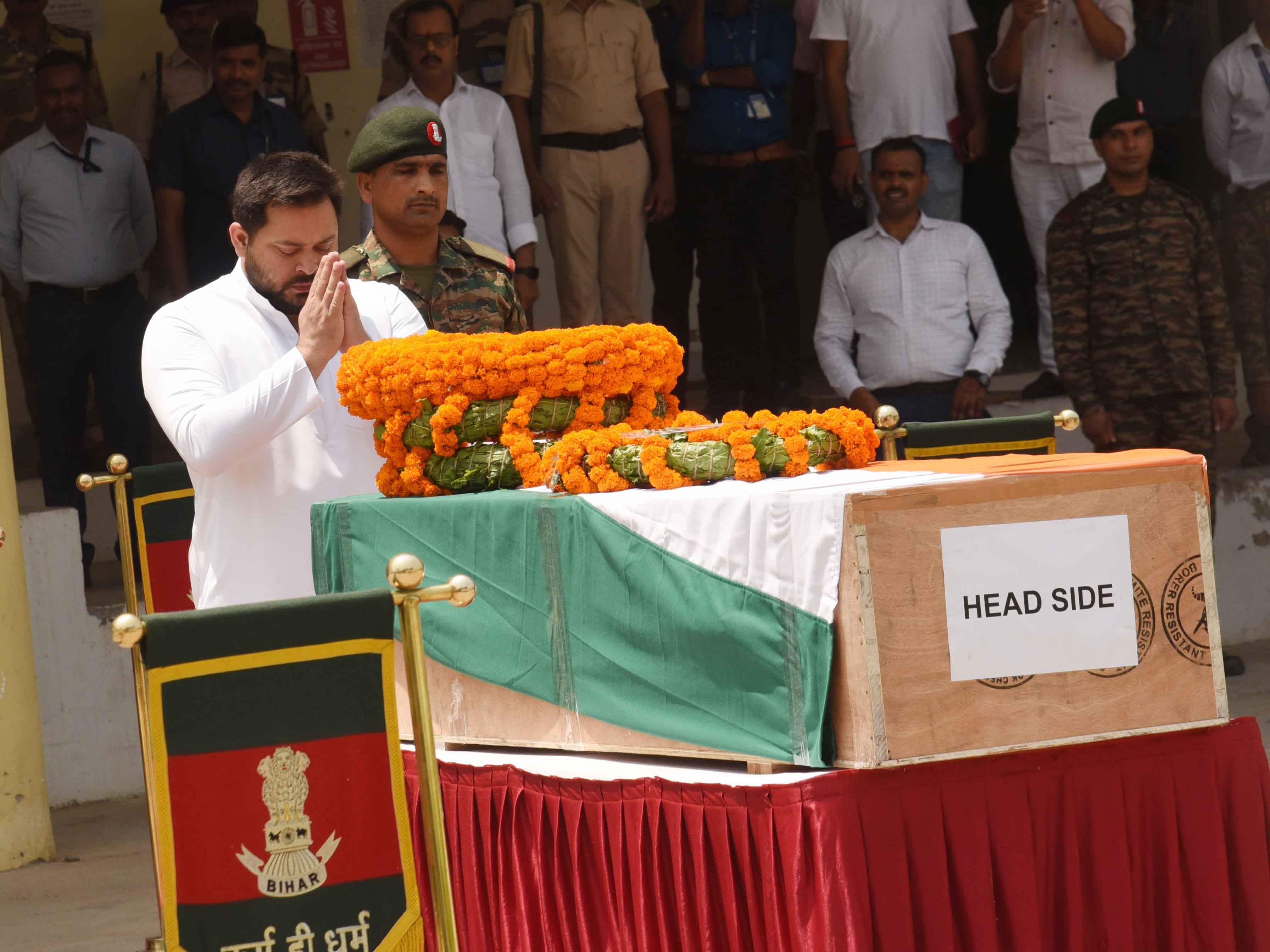 पटना एयरपोर्ट पर आर्मी जवान रामबाबू गुप्ता के पार्थिव शरीर पर श्रद्धांजलि देते नेता प्रतिपक्ष तेजस्वी यादव पटना एयरपोर्ट पर आर्मी जवान रामबाबू गुप्ता के पार्थिव शरीर पर श्रद्धांजलि देते नेता प्रतिपक्ष तेजस्वी यादव
