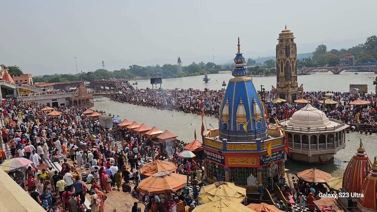 (अपडेट) हरिद्वारः बुद्ध पूर्णिमा पर आठ लाख श्रद्धालुओं ने लगाई पवित्र गंगा में डुबकी