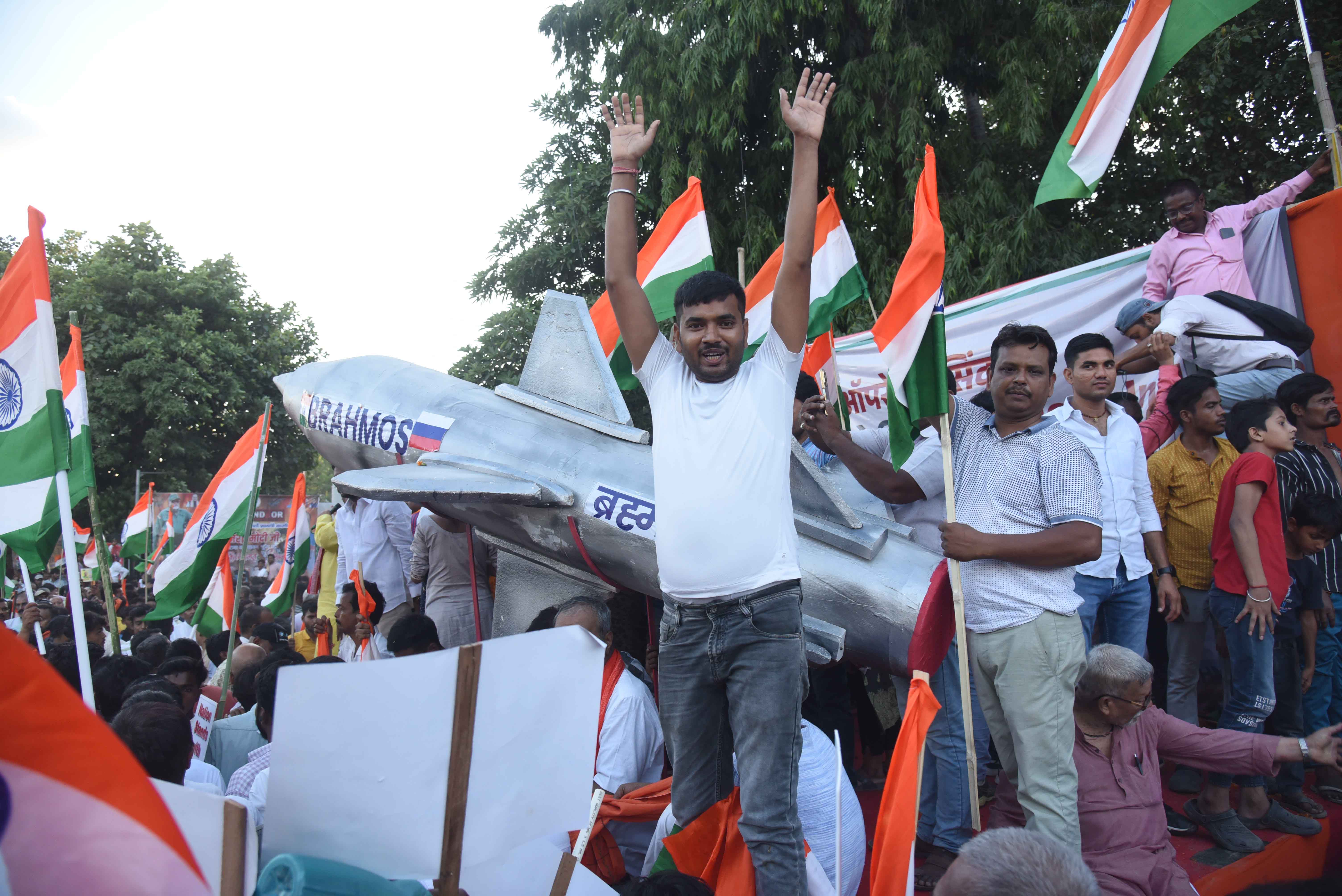 प्रधानमंत्री नरेंद्र मोदी का रोड शो में पब्लिक अभिवादन करते