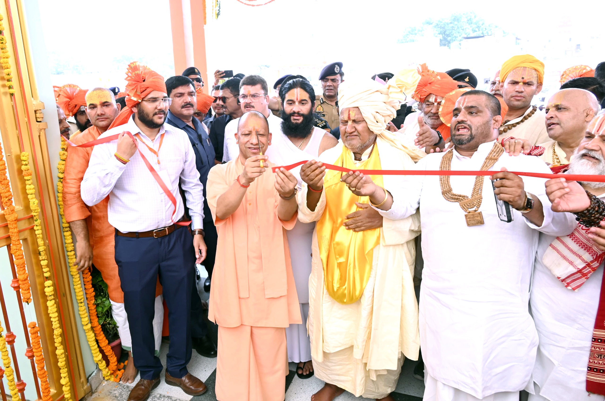 भक्ति, शक्ति, बुद्धि और युक्ति का संगम है हनुमानगढ़ी : योगी आदित्यनाथ भक्ति, शक्ति, बुद्धि और युक्ति का संगम है हनुमानगढ़ी : योगी आदित्यनाथ