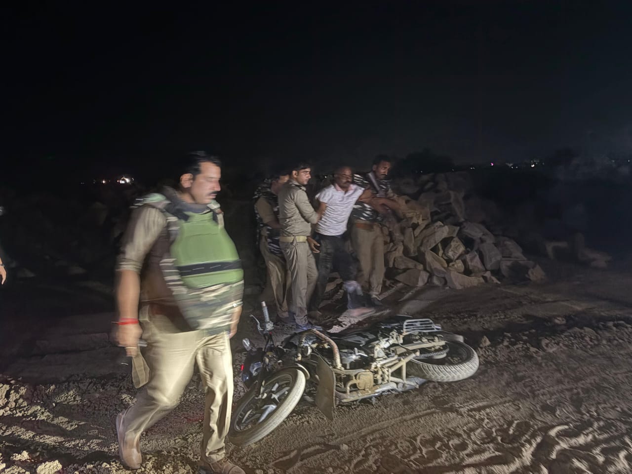 बलिया पुलिस का रात भर चला ऑपरेशन ‘लंगड़ा’, दो मुठभेड़ों में दो बदमाश घायल