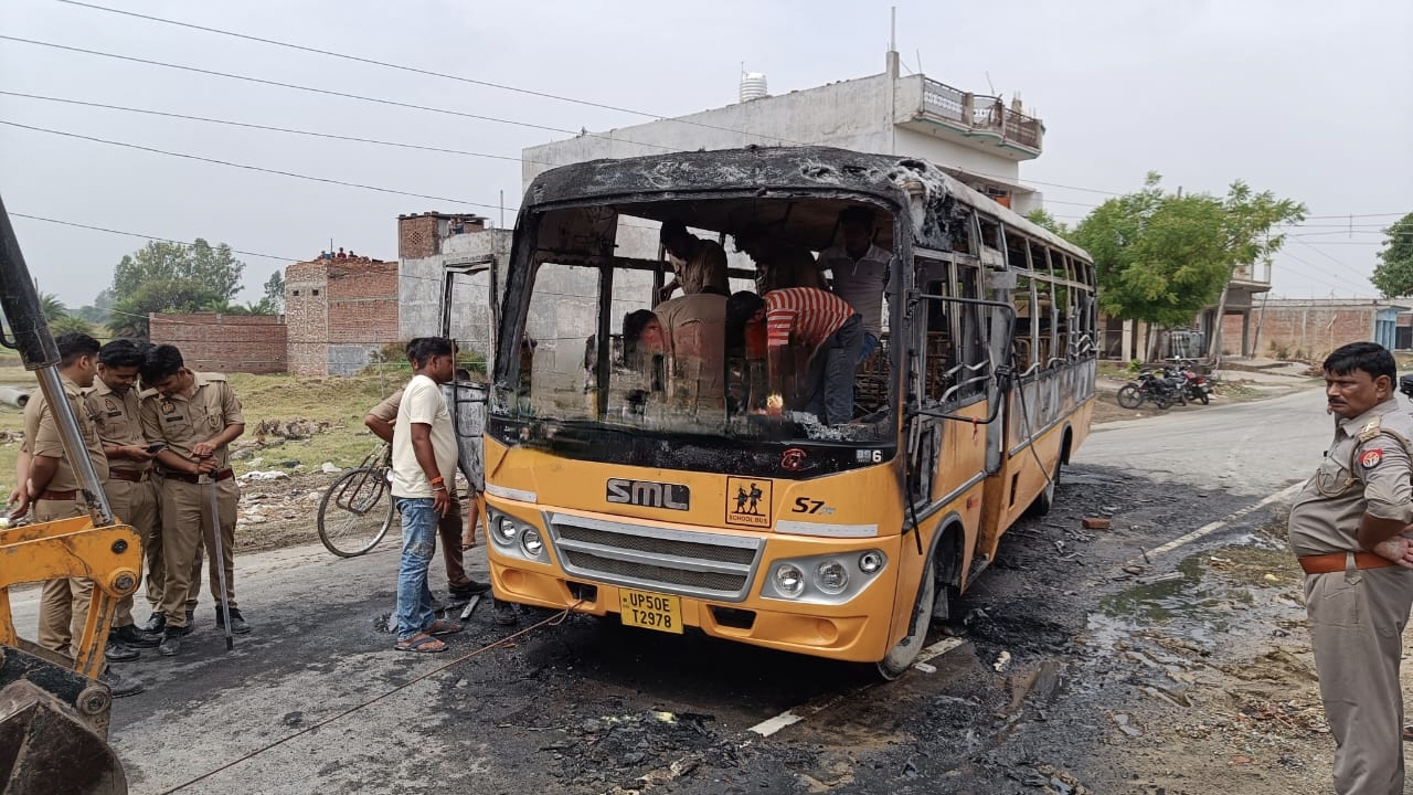आज़मगढ़ में स्कूली बस की चपेट में आने से बालक की मौत, आक्रोशित लोगों ने बस में लगाई आग